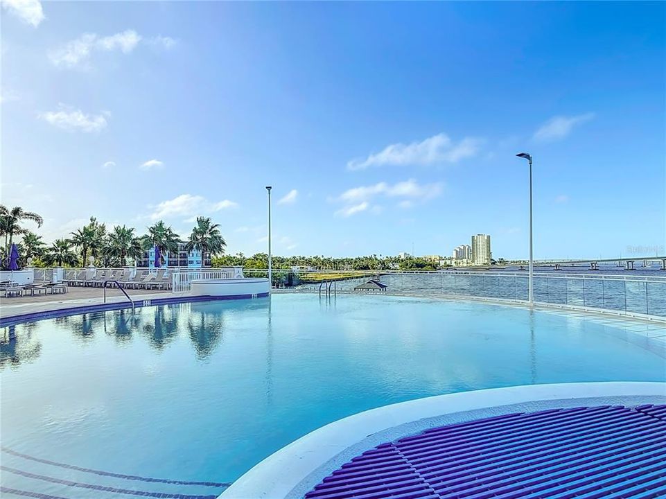 For Sale: $315,000 (1 beds, 2 baths, 885 Square Feet)