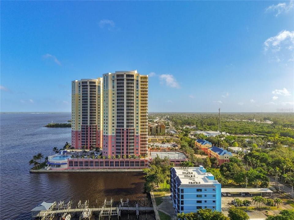 For Sale: $315,000 (1 beds, 2 baths, 885 Square Feet)