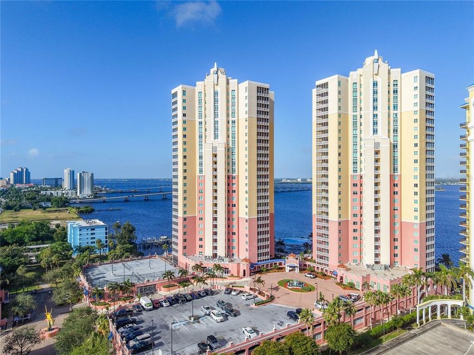 For Sale: $315,000 (1 beds, 2 baths, 885 Square Feet)