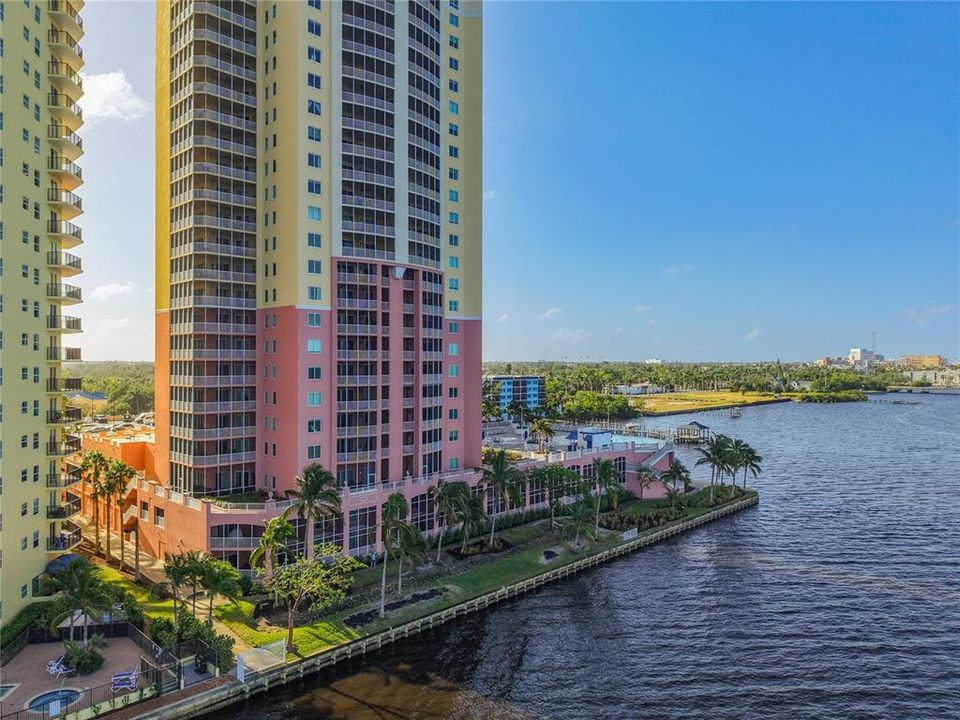 For Sale: $315,000 (1 beds, 2 baths, 885 Square Feet)