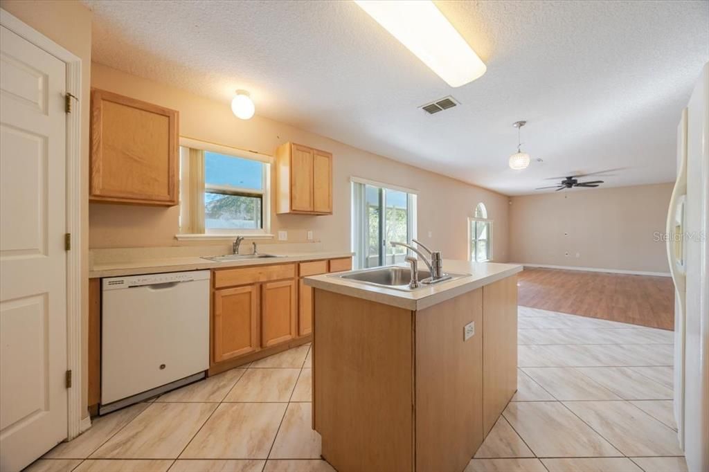 For Rent: $2,700 (4 beds, 2 baths, 2870 Square Feet)