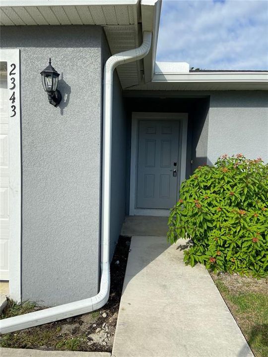 合同活跃: $1,700 (4 贝兹, 2 浴室, 1821 平方英尺)