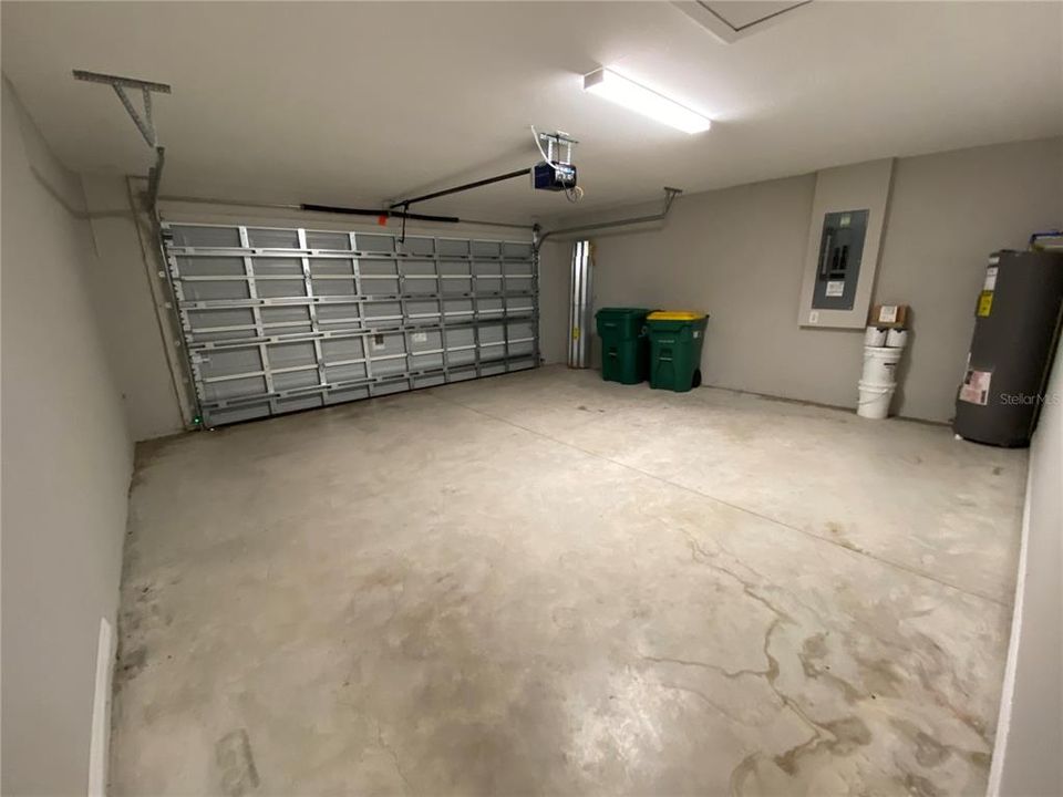 合同活跃: $1,700 (4 贝兹, 2 浴室, 1821 平方英尺)