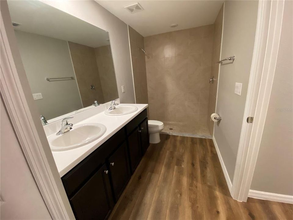 合同活跃: $1,700 (4 贝兹, 2 浴室, 1821 平方英尺)