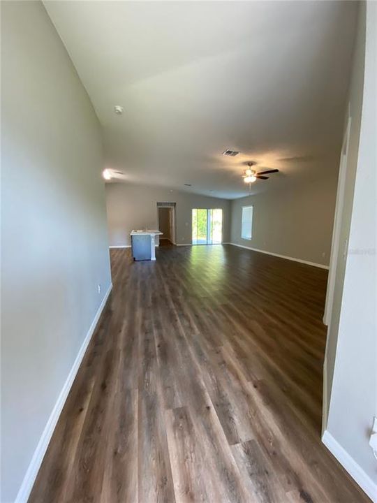 合同活跃: $1,700 (4 贝兹, 2 浴室, 1821 平方英尺)