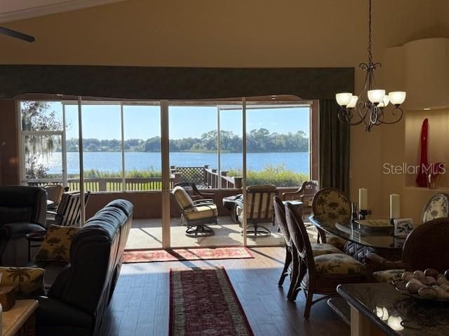 合同活跃: $634,000 (2 贝兹, 2 浴室, 1601 平方英尺)