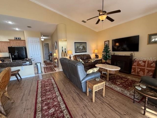 合同活跃: $634,000 (2 贝兹, 2 浴室, 1601 平方英尺)