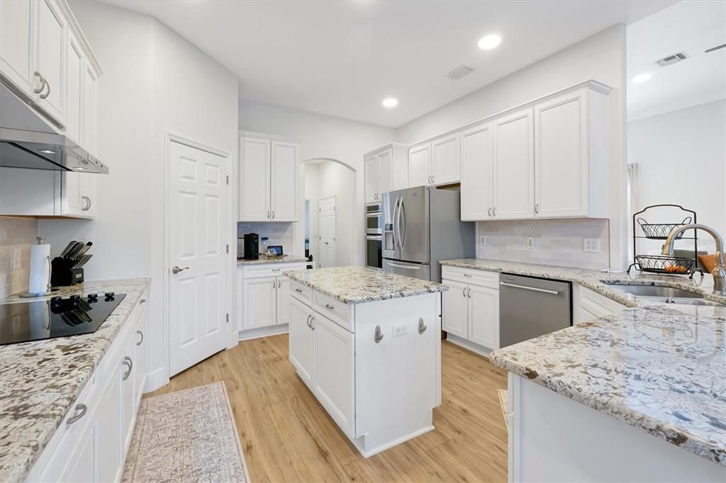 На продажу: $1,762,000 (7 спален, 5 ванн, 4914 Квадратных фут)