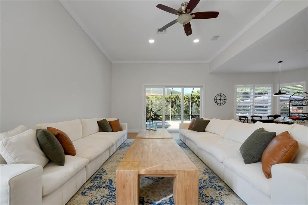 На продажу: $1,762,000 (7 спален, 5 ванн, 4914 Квадратных фут)