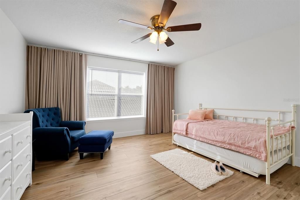 На продажу: $1,762,000 (7 спален, 5 ванн, 4914 Квадратных фут)