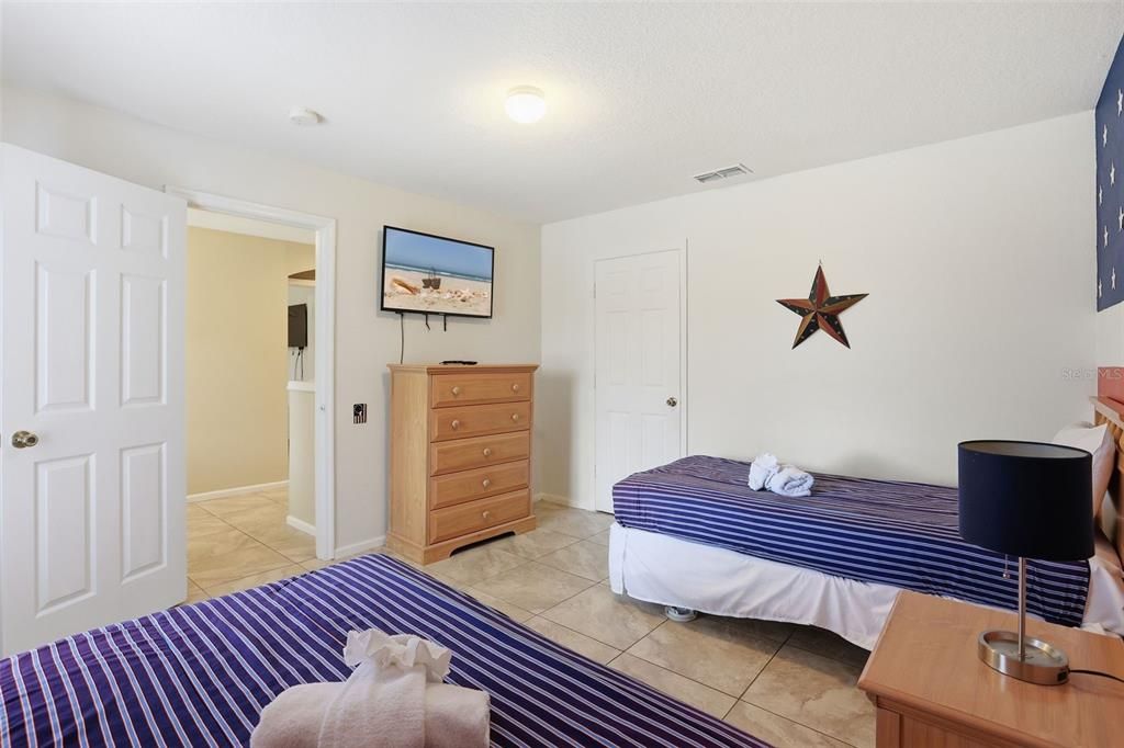 Active With Contract: $494,900 (6 beds, 3 baths, 2816 Square Feet)