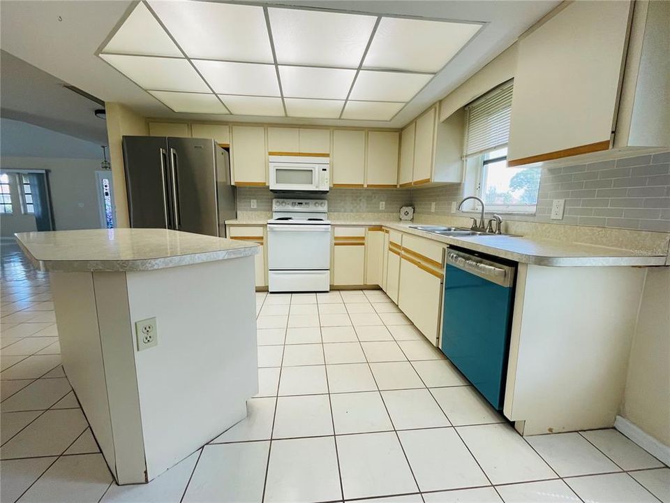 For Rent: $2,150 (3 beds, 2 baths, 1960 Square Feet)