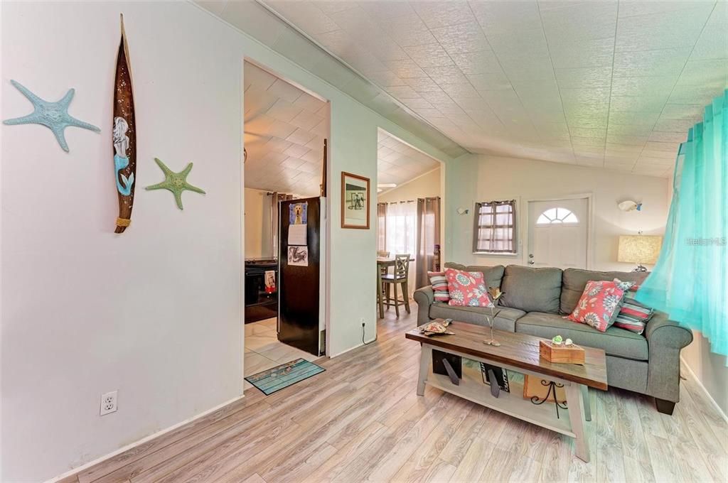 待售: $134,999 (2 贝兹, 2 浴室, 687 平方英尺)