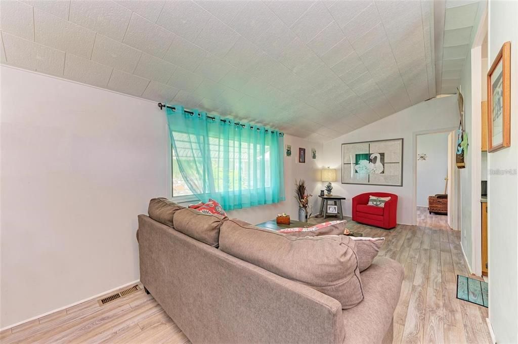 待售: $134,999 (2 贝兹, 2 浴室, 687 平方英尺)