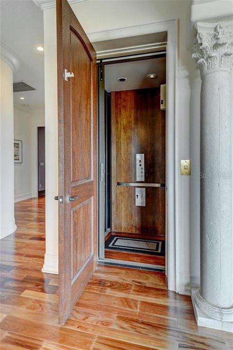 For Sale: $4,200,000 (5 beds, 4 baths, 7261 Square Feet)