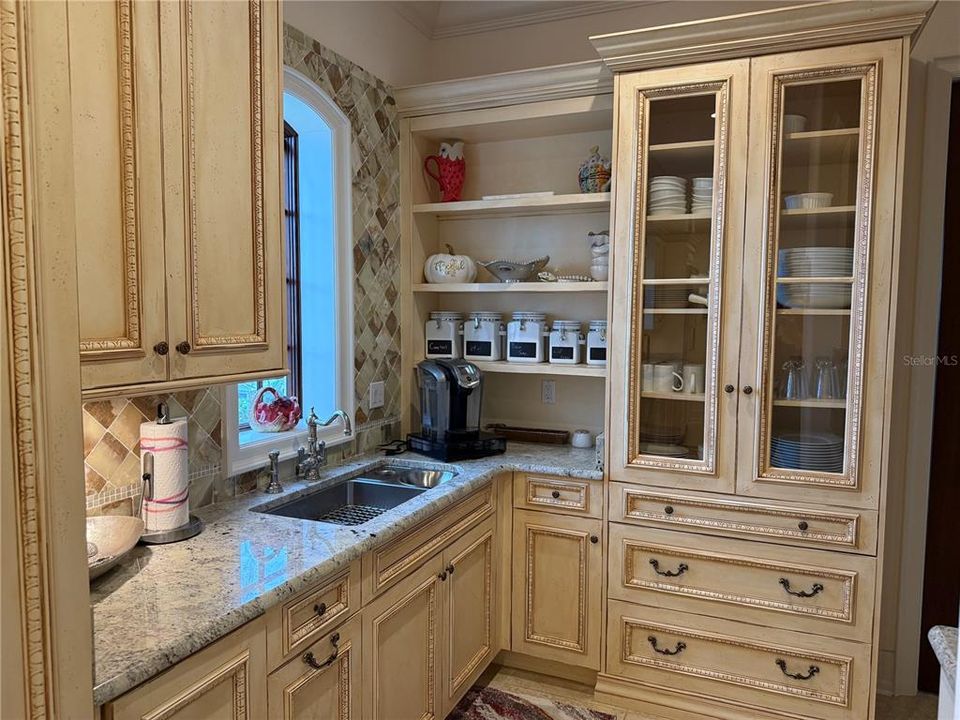 For Sale: $4,200,000 (5 beds, 4 baths, 7261 Square Feet)