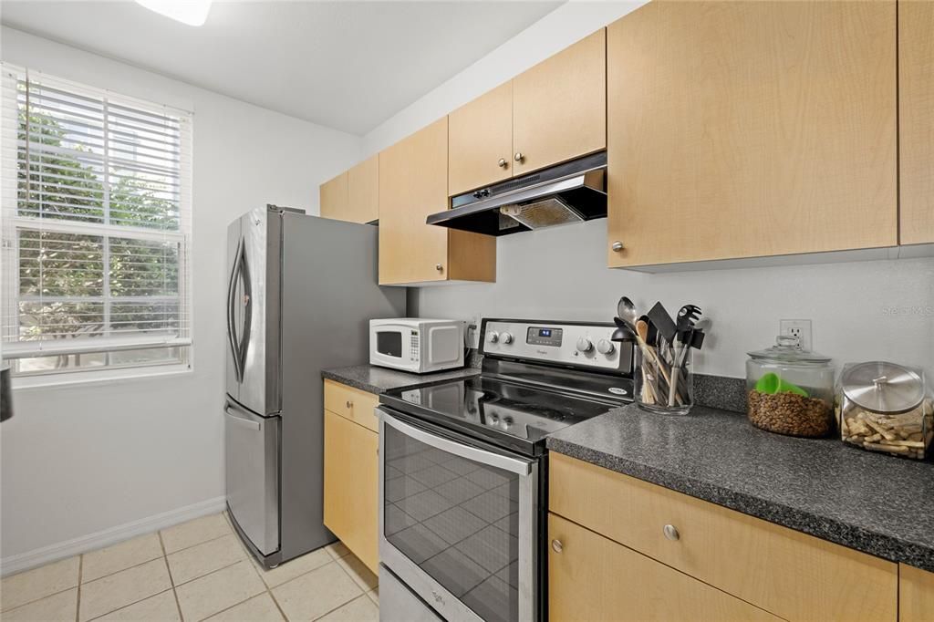 For Sale: $245,000 (1 beds, 1 baths, 947 Square Feet)