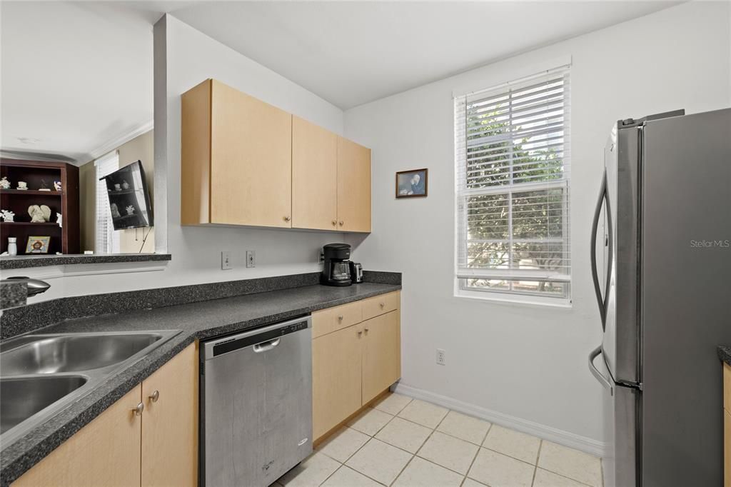 For Sale: $245,000 (1 beds, 1 baths, 947 Square Feet)