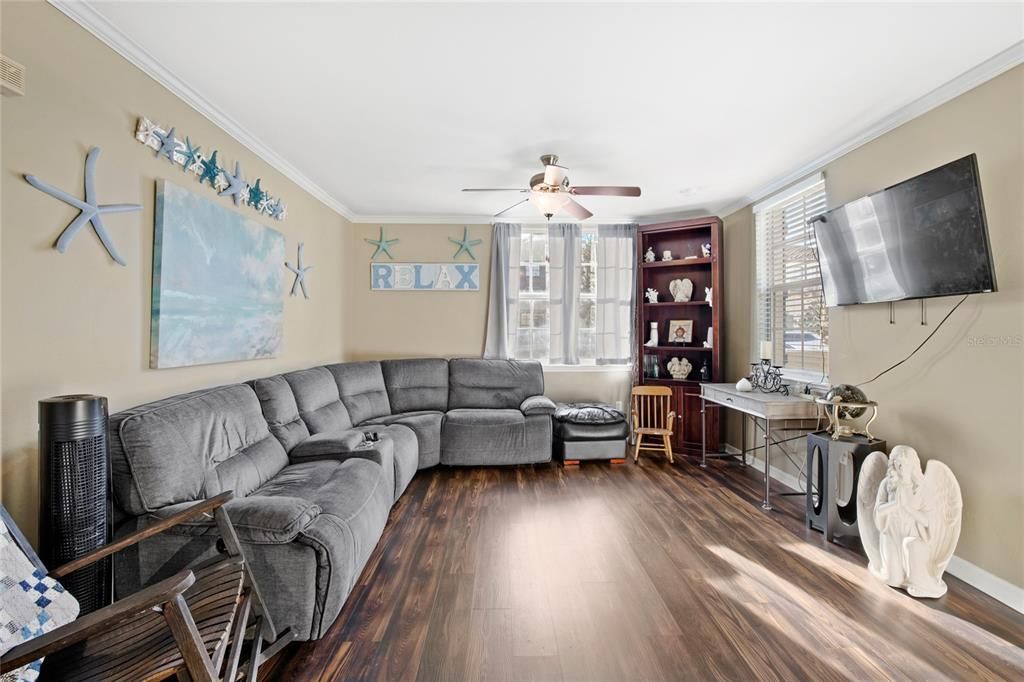 For Sale: $245,000 (1 beds, 1 baths, 947 Square Feet)