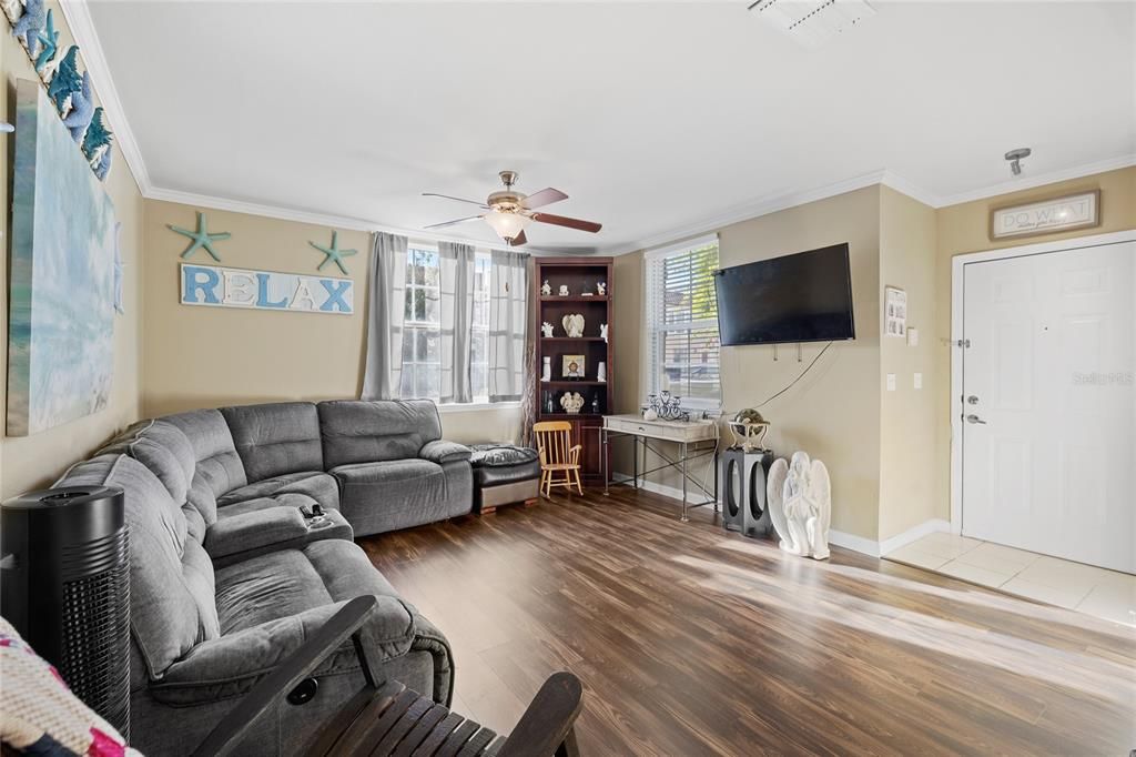 For Sale: $245,000 (1 beds, 1 baths, 947 Square Feet)