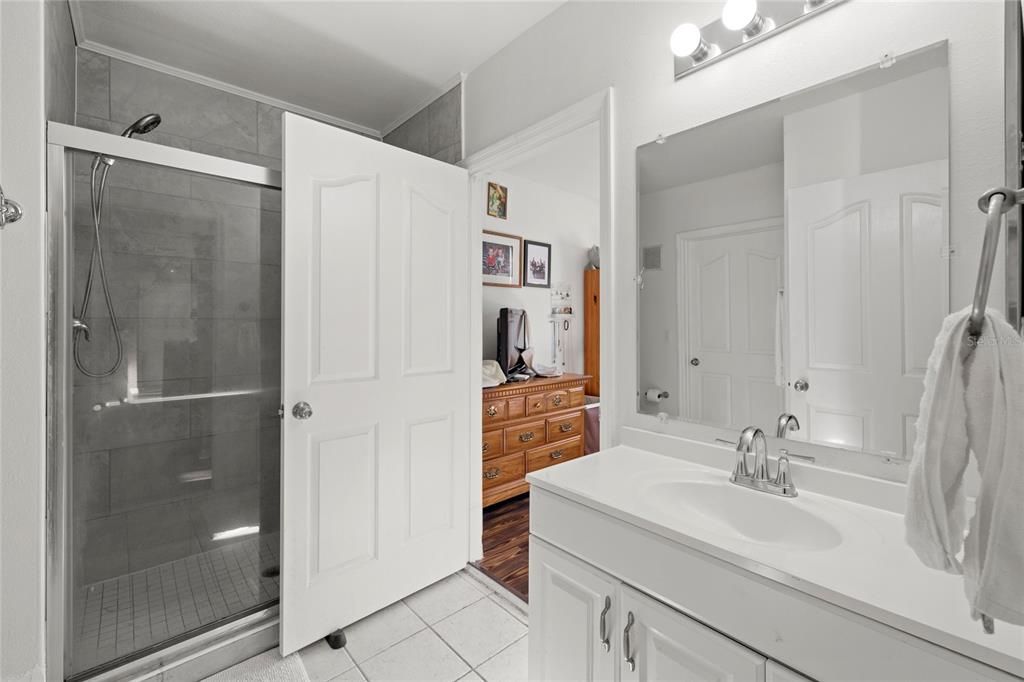 For Sale: $245,000 (1 beds, 1 baths, 947 Square Feet)