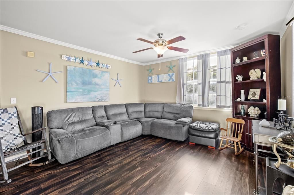 For Sale: $245,000 (1 beds, 1 baths, 947 Square Feet)