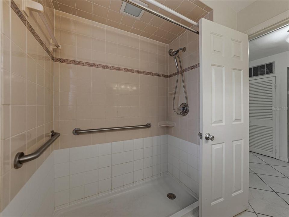 Active With Contract: $350,000 (3 beds, 1 baths, 1185 Square Feet)