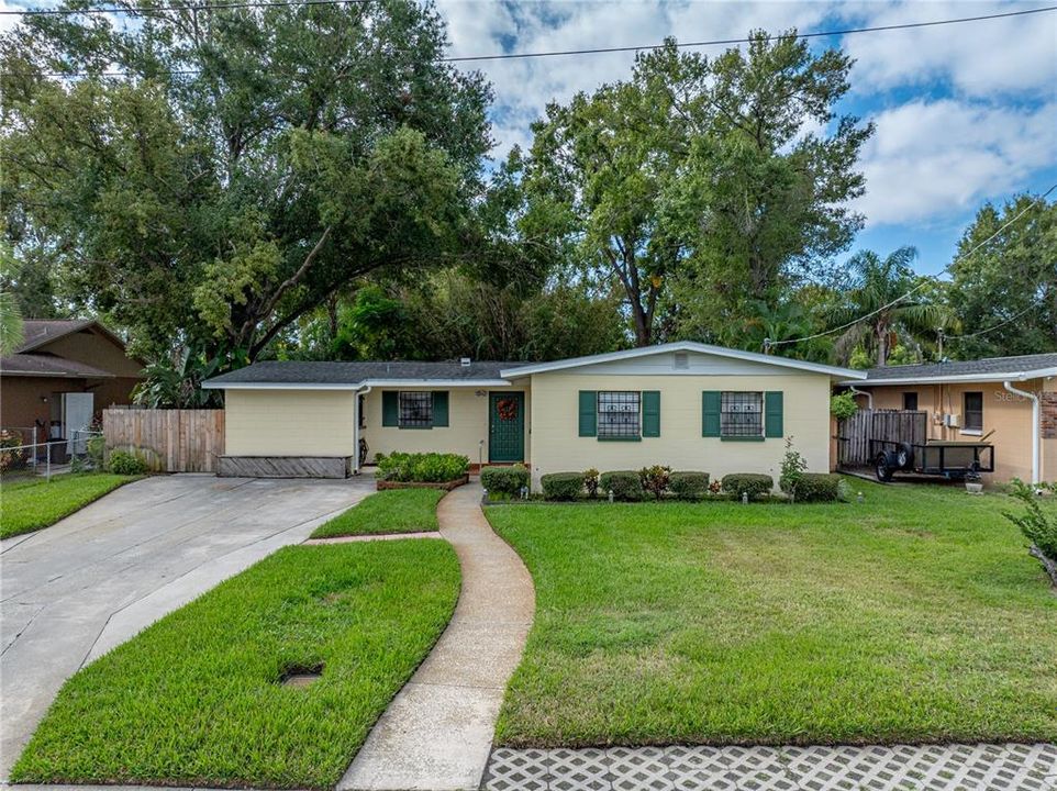 Active With Contract: $350,000 (3 beds, 1 baths, 1185 Square Feet)