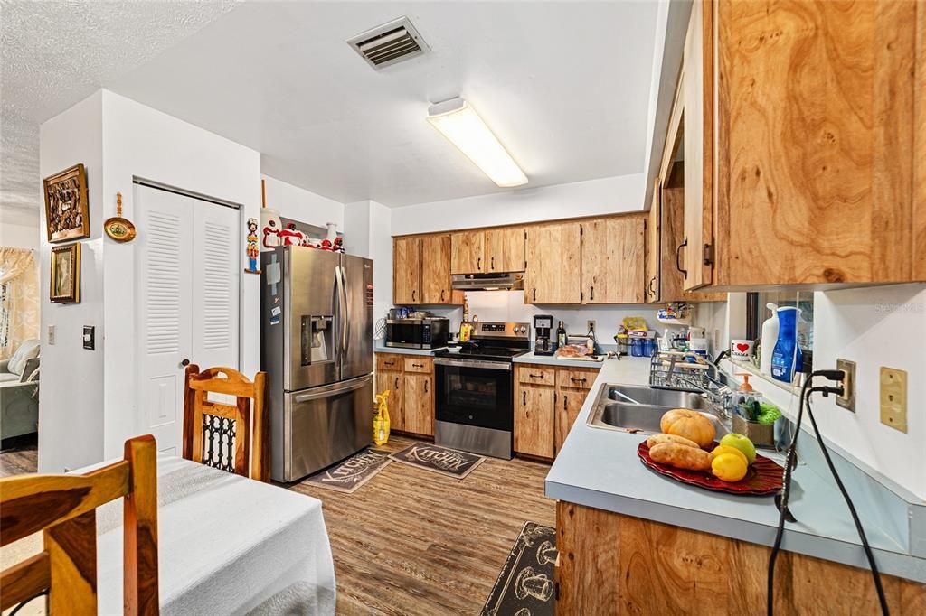 Active With Contract: $199,000 (3 beds, 1 baths, 1074 Square Feet)