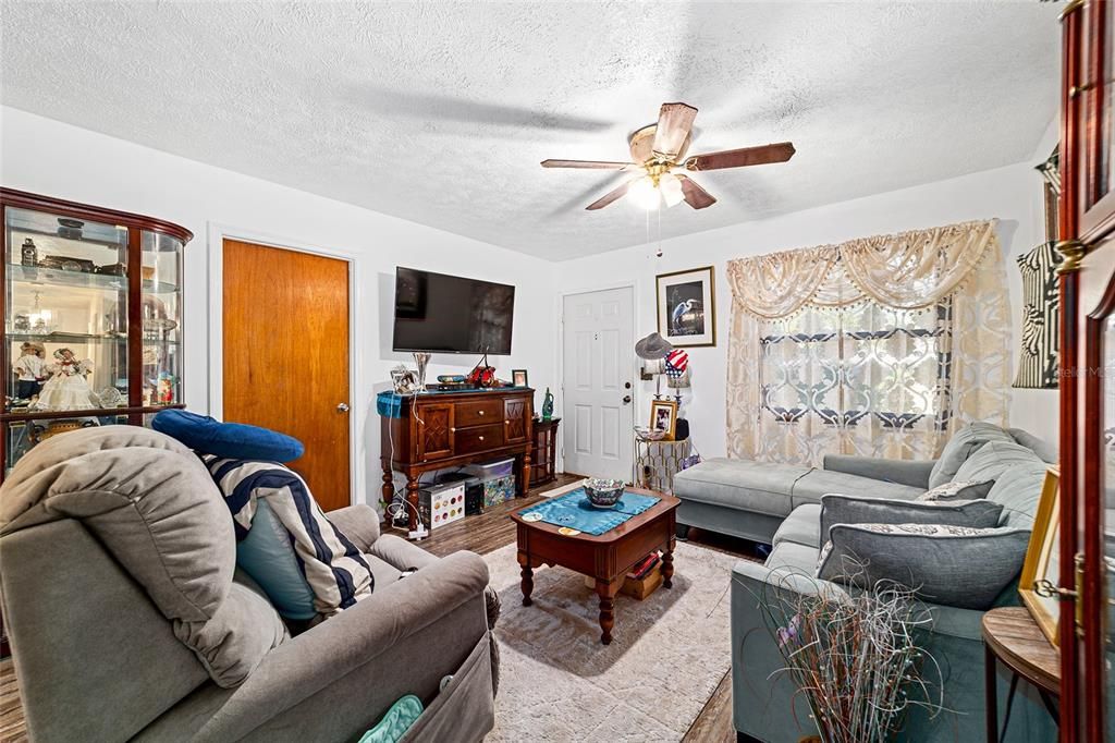 Active With Contract: $199,000 (3 beds, 1 baths, 1074 Square Feet)