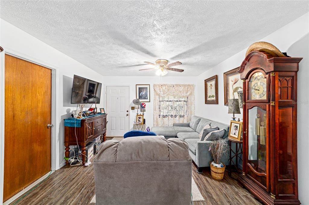 Active With Contract: $199,000 (3 beds, 1 baths, 1074 Square Feet)