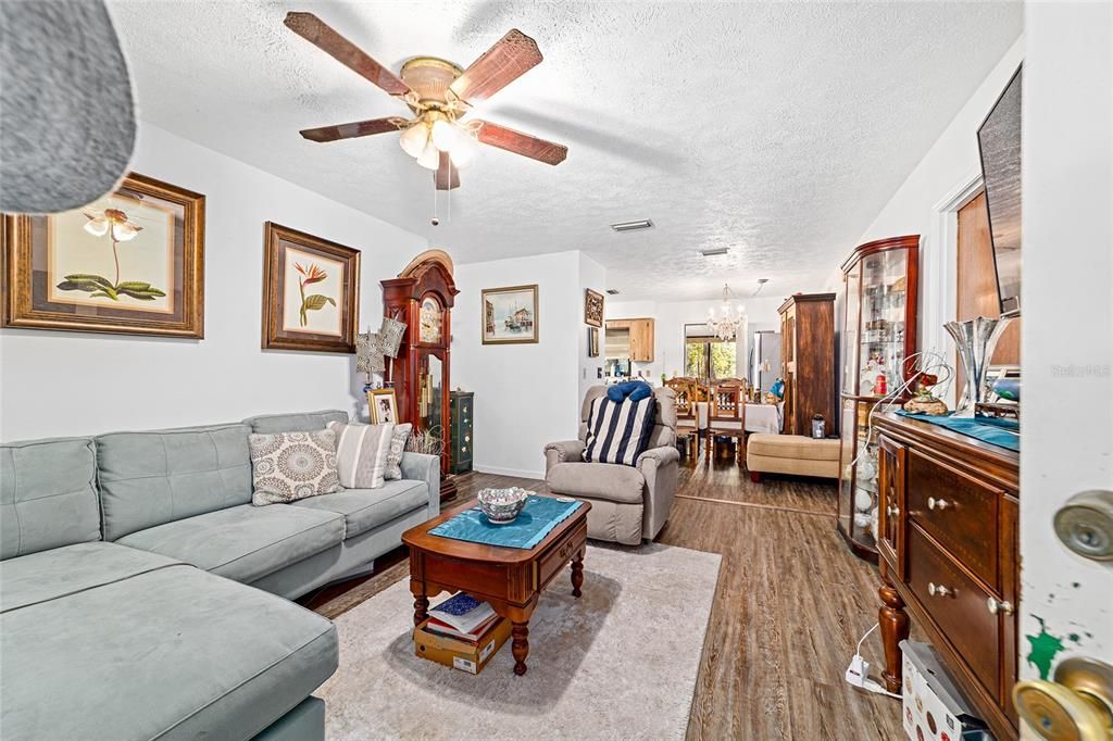 Active With Contract: $199,000 (3 beds, 1 baths, 1074 Square Feet)