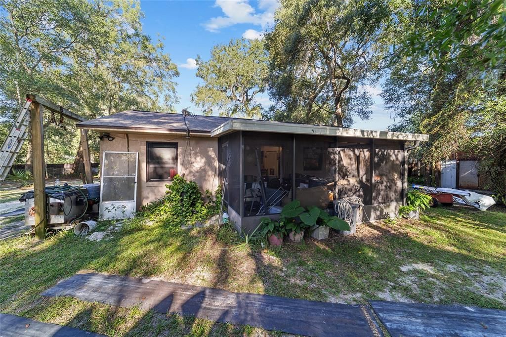 Active With Contract: $199,000 (3 beds, 1 baths, 1074 Square Feet)