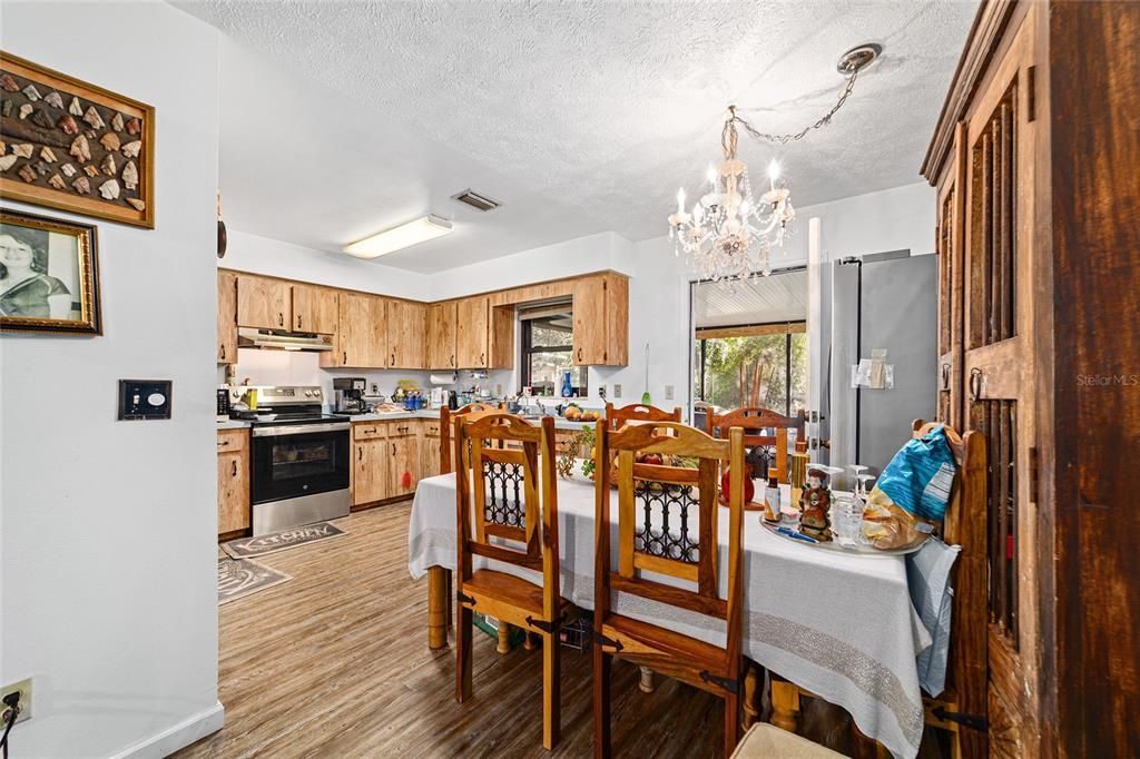 Active With Contract: $199,000 (3 beds, 1 baths, 1074 Square Feet)