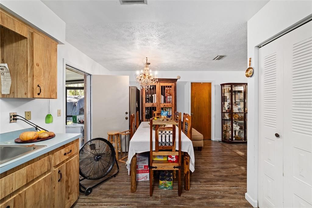 Active With Contract: $199,000 (3 beds, 1 baths, 1074 Square Feet)