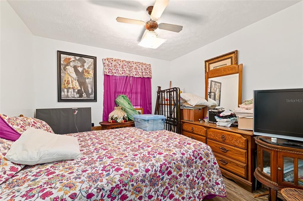 Active With Contract: $199,000 (3 beds, 1 baths, 1074 Square Feet)