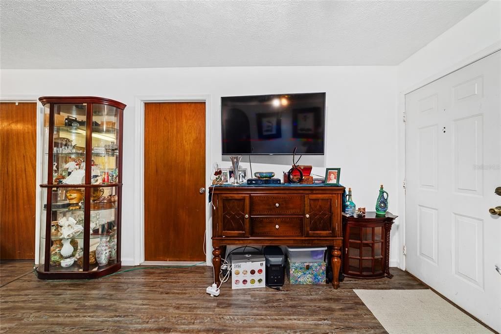 Active With Contract: $199,000 (3 beds, 1 baths, 1074 Square Feet)