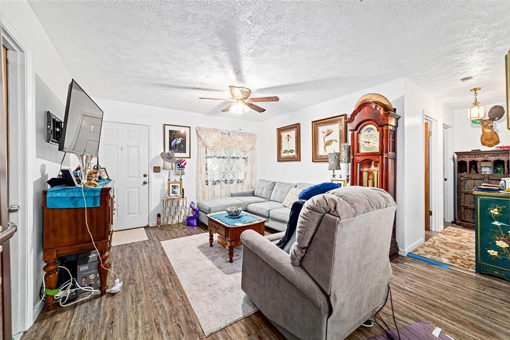 Active With Contract: $199,000 (3 beds, 1 baths, 1074 Square Feet)