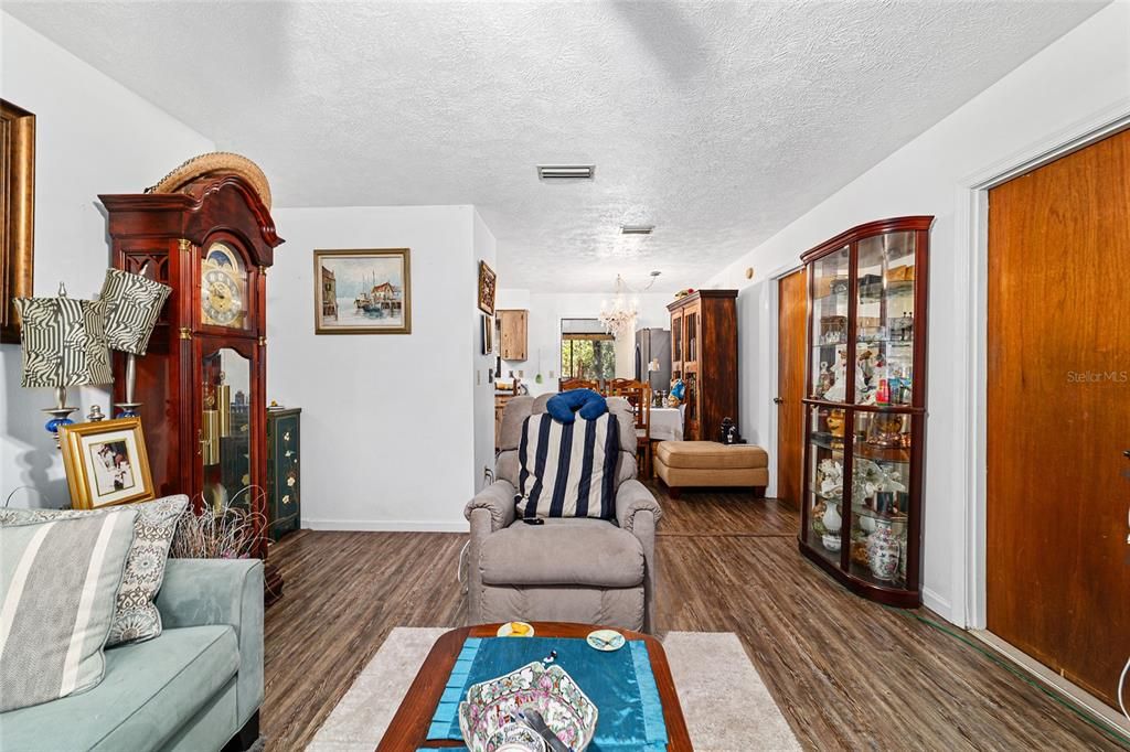 Active With Contract: $199,000 (3 beds, 1 baths, 1074 Square Feet)