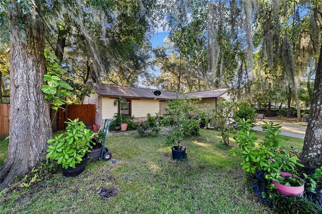 Active With Contract: $199,000 (3 beds, 1 baths, 1074 Square Feet)