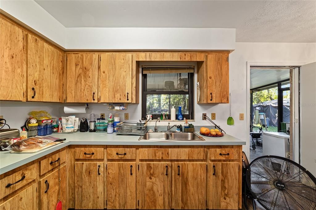 Active With Contract: $199,000 (3 beds, 1 baths, 1074 Square Feet)