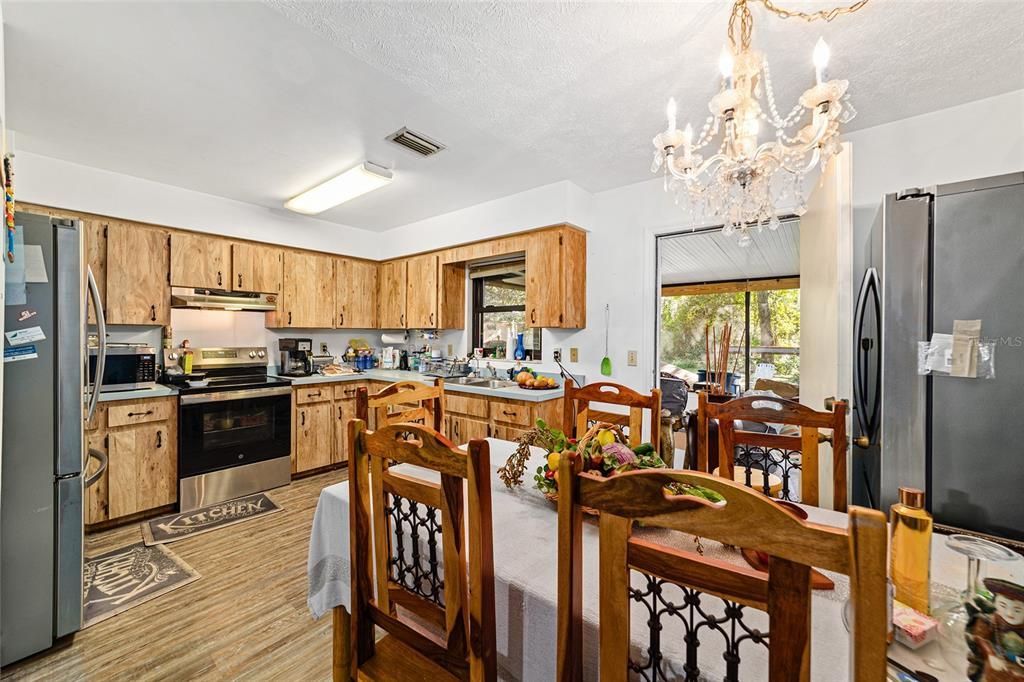 Active With Contract: $199,000 (3 beds, 1 baths, 1074 Square Feet)