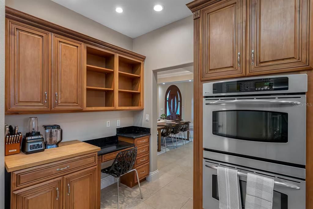 En Venta: $1,050,000 (4 camas, 3 baños, 3692 Pies cuadrados)