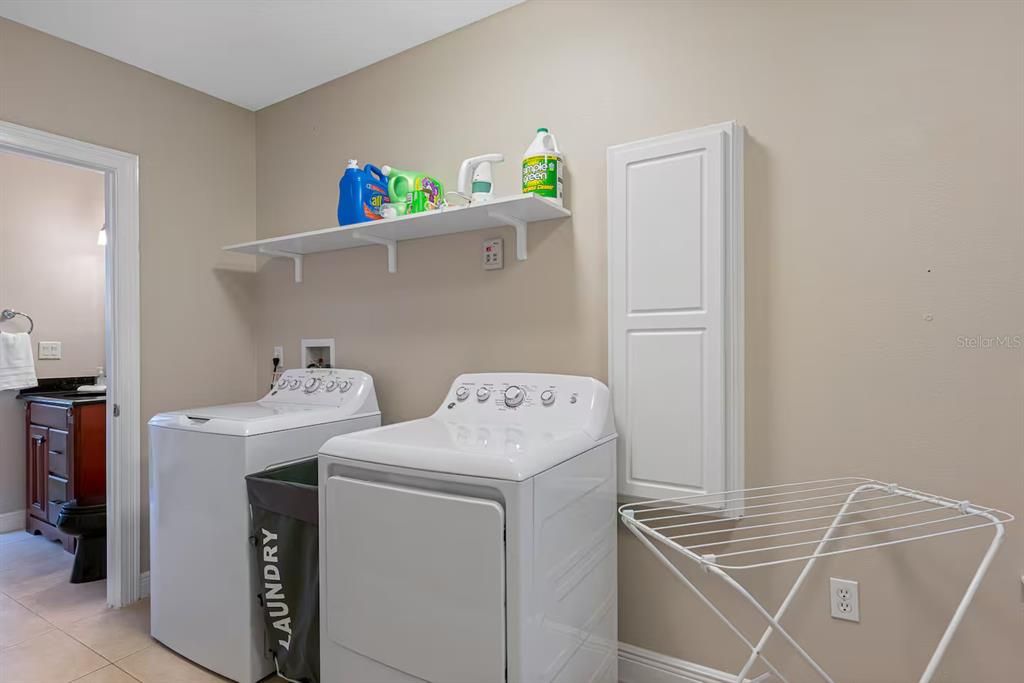 En Venta: $1,050,000 (4 camas, 3 baños, 3692 Pies cuadrados)