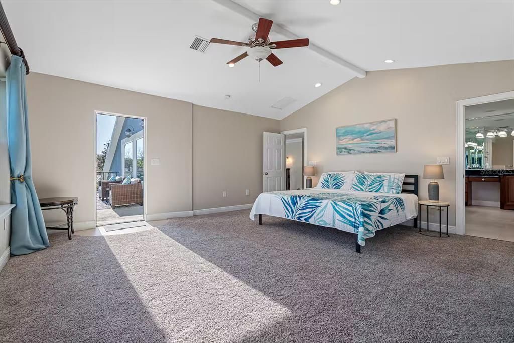 En Venta: $1,050,000 (4 camas, 3 baños, 3692 Pies cuadrados)