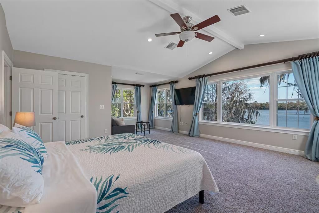 En Venta: $1,050,000 (4 camas, 3 baños, 3692 Pies cuadrados)