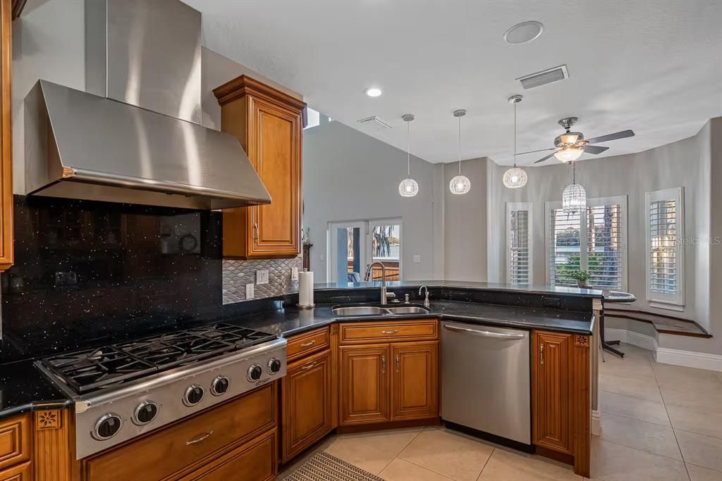 En Venta: $1,050,000 (4 camas, 3 baños, 3692 Pies cuadrados)