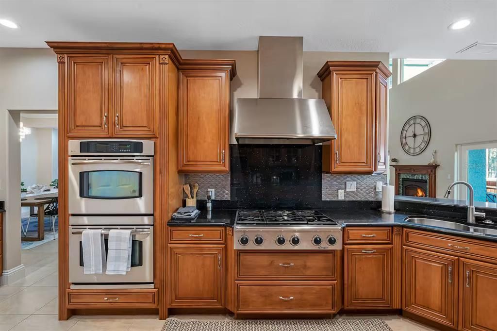 En Venta: $1,050,000 (4 camas, 3 baños, 3692 Pies cuadrados)