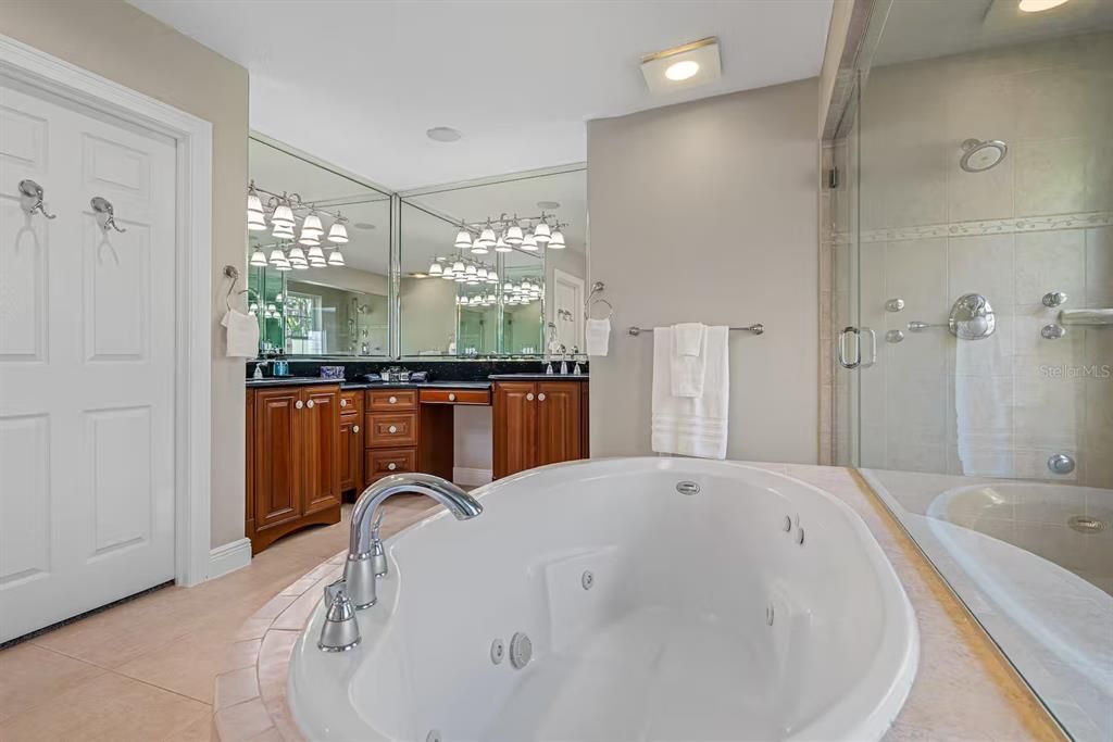 En Venta: $1,050,000 (4 camas, 3 baños, 3692 Pies cuadrados)