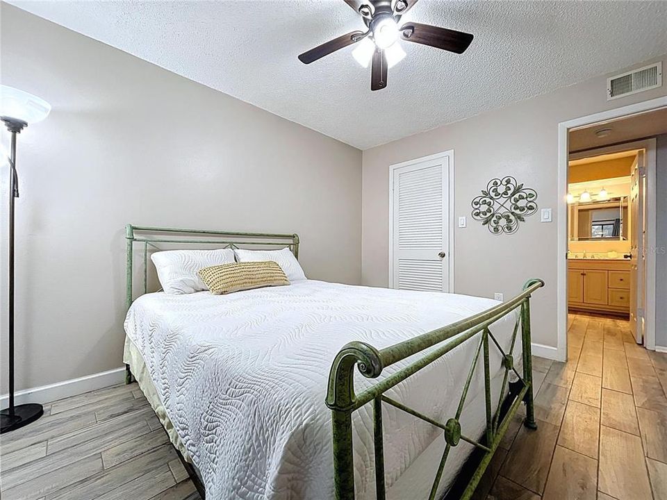 For Sale: $184,000 (2 beds, 2 baths, 955 Square Feet)